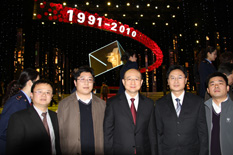 國家質(zhì)檢總局副局長支樹平（右三）在中央電視臺演播大廳2010年“3.15晚會(huì)”直播現(xiàn)場與中國質(zhì)量檢驗(yàn)協(xié)會(huì)會(huì)員工作部主任楊曉東（右二）、防偽中心主任王成村（右一）、會(huì)員工作部副主任劉輝（左二）、會(huì)員工作部副主任王劍（左一）等協(xié)會(huì)工作人員代表合影留念