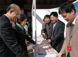 北京市人民政府副市長茍仲文(右二)在咨詢活動現(xiàn)場關(guān)注中國質(zhì)量檢驗(yàn)協(xié)會制作的張貼畫,并稱贊中國質(zhì)量檢驗(yàn)協(xié)會提倡的“365天,天天3.15;360行,質(zhì)檢幫你忙”的宣傳口號。