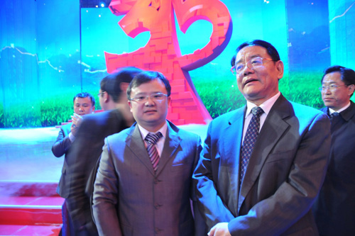 國家質(zhì)檢總局副局長劉平均在中央電視臺演播大廳 2012年3.15晚會直播現(xiàn)場與中國質(zhì)量檢驗協(xié)會企業(yè)工作部副主任王劍合影留念。