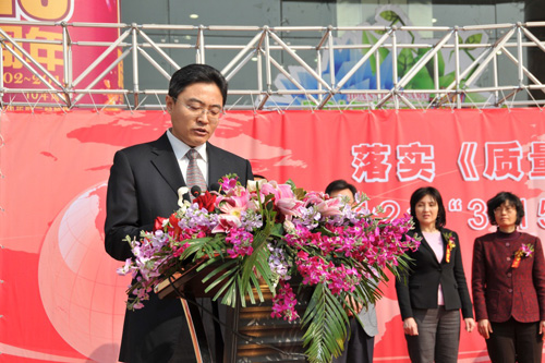 國家質(zhì)檢總局辦公廳副主任、中國質(zhì)量檢驗協(xié)會副理事長劉洪生在活動現(xiàn)場發(fā)布2012年皮鞋、衛(wèi)生巾兩類消費品產(chǎn)品質(zhì)量國家監(jiān)督抽查結(jié)果和2011年汽車產(chǎn)品缺陷信息投訴基本情況。
