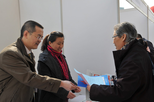 中國質(zhì)量檢驗協(xié)會企業(yè)工作部副主任王秀果在2012年3.15咨詢活動現(xiàn)場向消費者介紹中國質(zhì)量檢驗協(xié)會編印的宣傳資料。